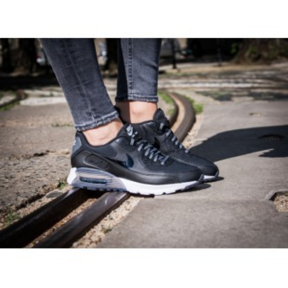 NIKE AIR MAX 90 Ultra Essential Sneakers Size 10